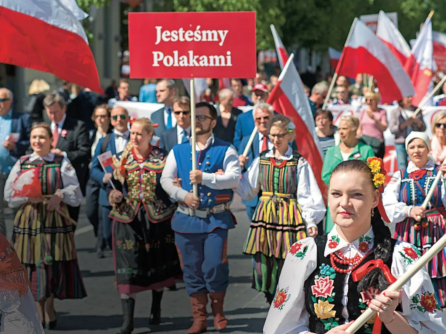 Polacy pochodem przez Wilno uczcili Dzień Polonii i Polaków za Granicą, 227. rocznicę uchwalenia Konstytucji 3 maja oraz stulecie odzyskania niepodległości przez Polskę i Litwę