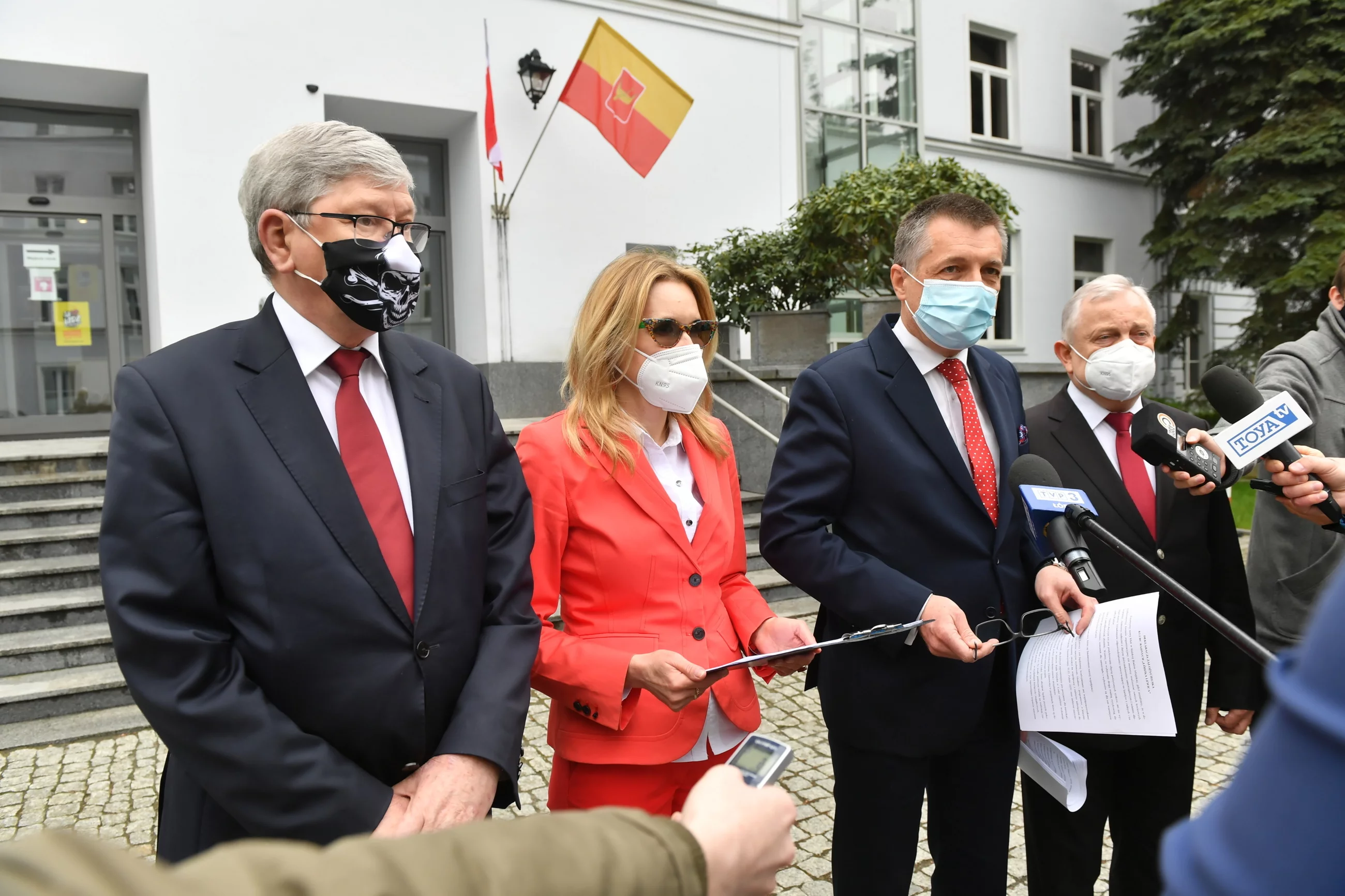 Łódzcy radni: Władysław Skwarka (L) Małgorzata Niewiadomska-Cudak (2L), Maciej Rakowski (2P) oraz Sylwester Pawłowski (P) podczas konferencji prasowej w Łodzi