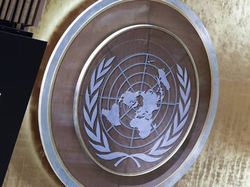 Logo ONZ w siedzibie organizacji w Nowym Jorku. Zdj. ilustracyjne