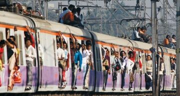 Lokalny pociąg w Mumbaju w Indiach w godzinach szczytu