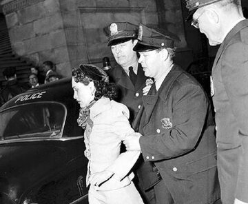Lolita Lebrón, organizatorka ataku na Kapitol, aresztowana przez policję.