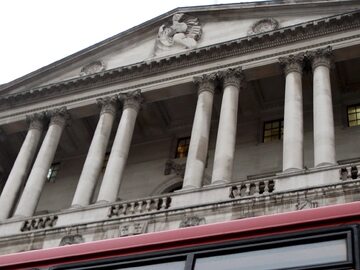 Londyn, Wielka Brytania. Autobus z reklamą przejeżdża obok siedziby Banku Anglii. Zdj. ilustracyjne
