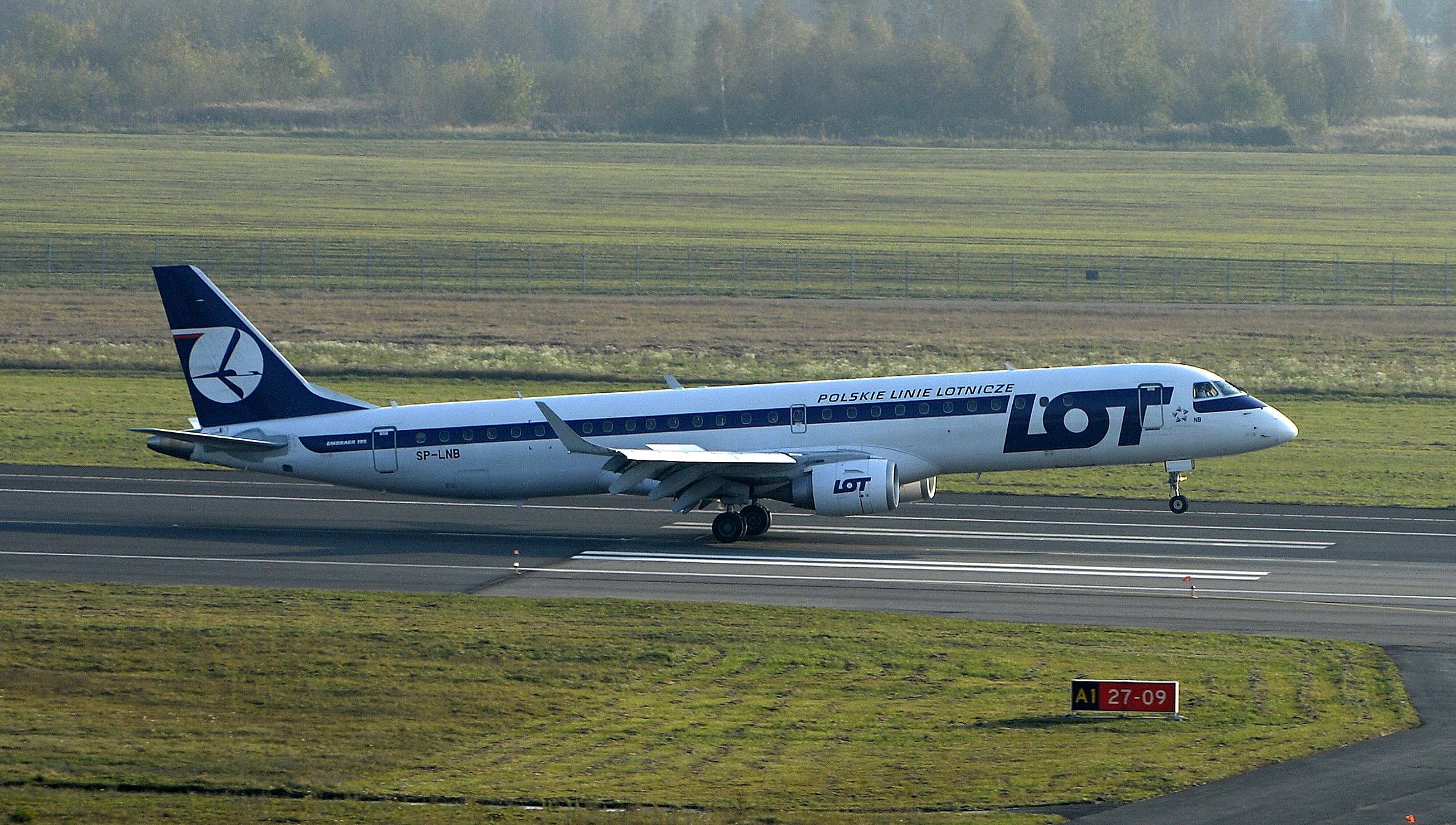 Samolot Embraer EMB-195 LR należący do Polskich Linii Lotniczych LOT