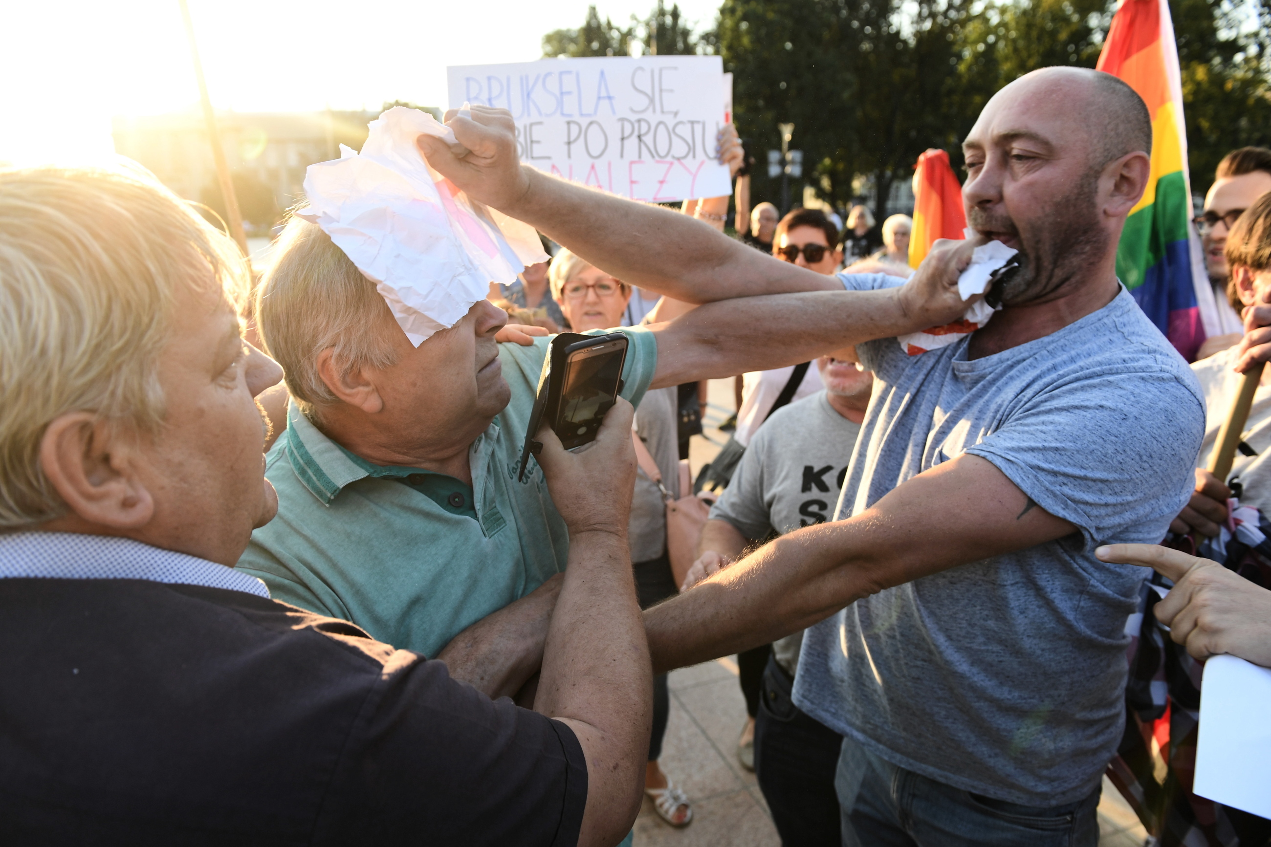 Protestujący podczas otwartego spotkania z mieszkańcami Lublina na Placu Litewskim, w którym udział wzięła wicepremier Beata Szydło