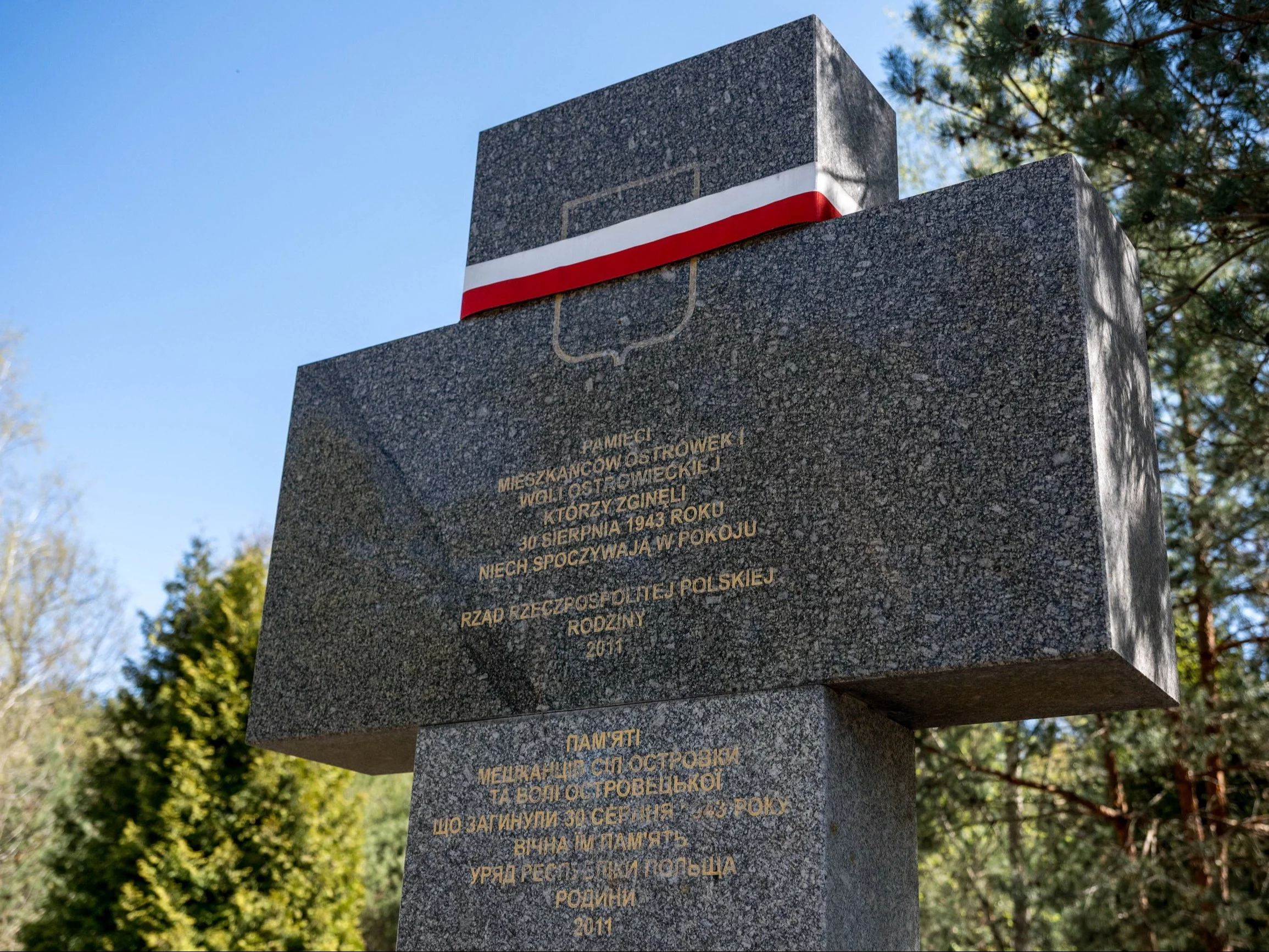 Polski cmentarz w Ostrówkach w obwodzie wołyńskim