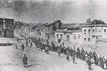 Ludobójstwo Ormian. Ormiańscy cywile eskortowani przez tureckich żołnierzy maszerujący do więzienia w dzisiejszym Elazığ