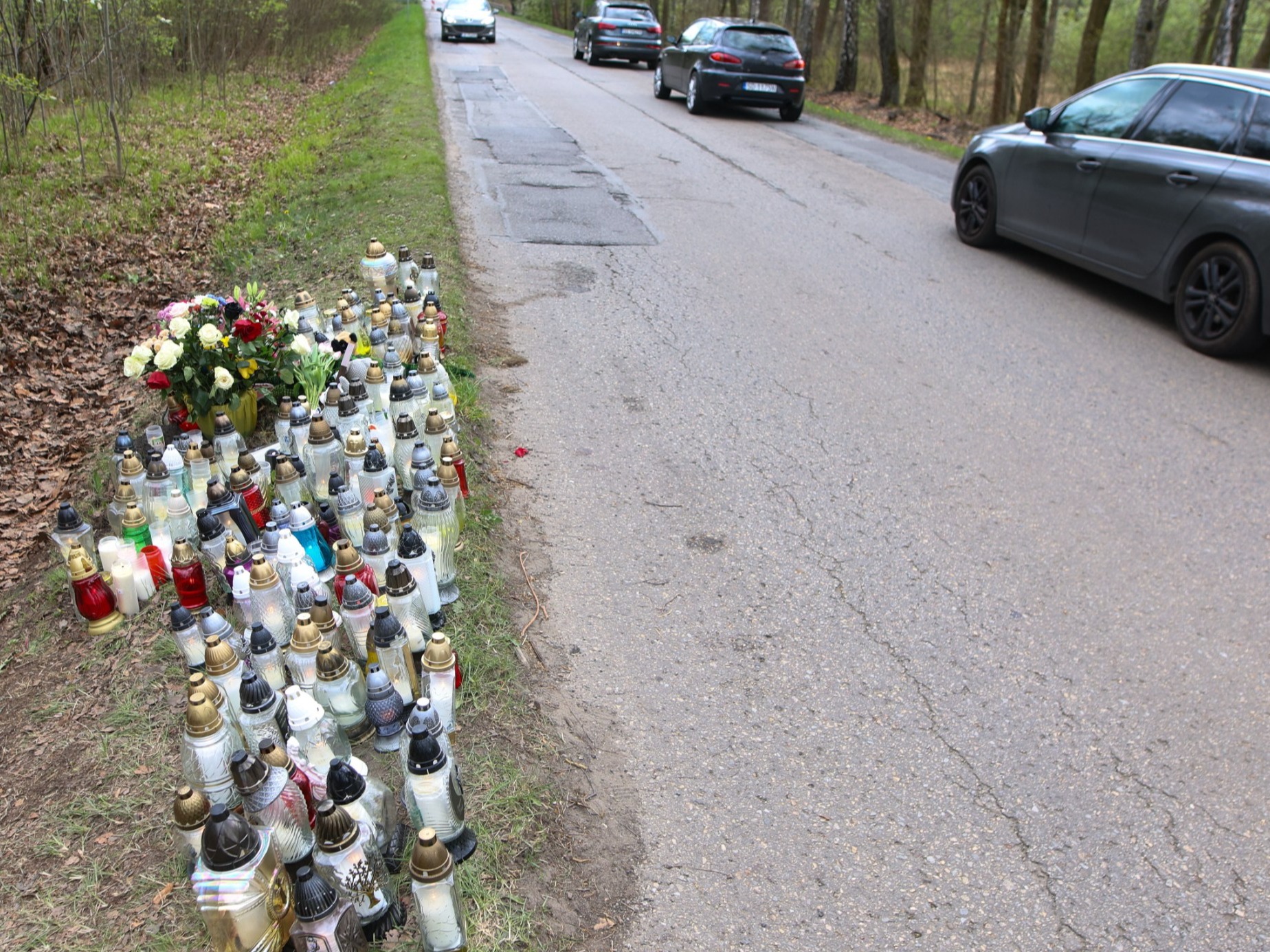 Kwiaty i znicze pozostawione w miejscu tragicznego wypadku posła Lewicy Łukasza Litewki