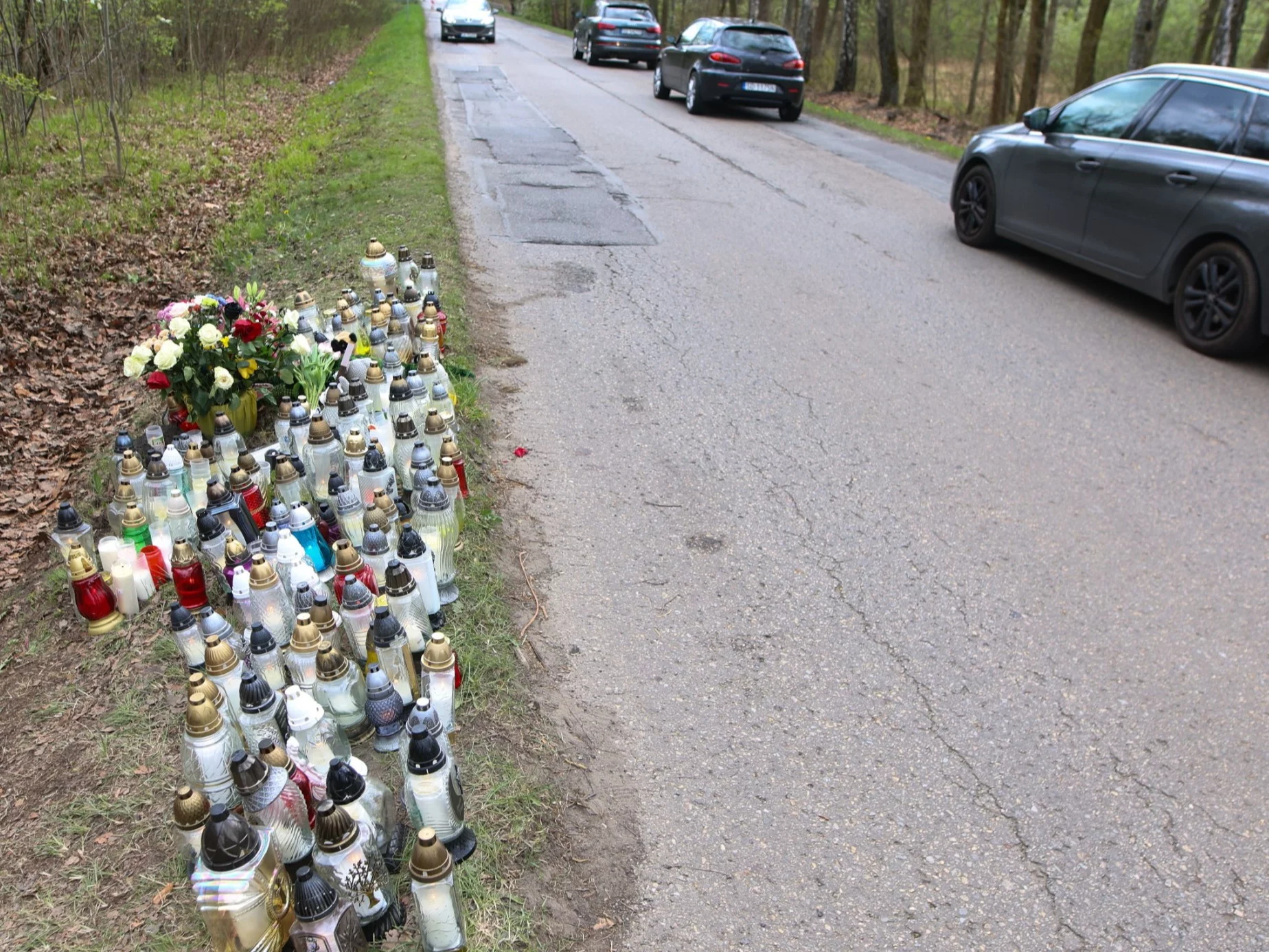 Kwiaty i znicze pozostawione w miejscu tragicznego wypadku posła Lewicy Łukasza Litewki