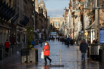 Ludzie w maseczkach na ulicach Glasgow, zdjęcie ilustracyjne