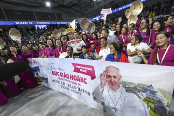 Ludzie witają papież w Mongolii