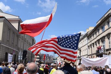 Ludzie zebrani na ul. Miodowej w Warszawie, 6 bm., w oczekiwaniu na przemówienie prezydenta Stanów Zjednoczonych Ameryki Donalda Trumpa