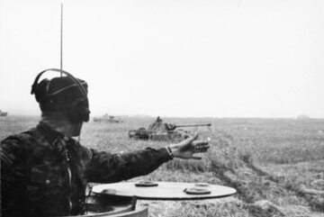Łuk Kurski. Niemiecki oficer wydaje rozkaz czołgom PzKpfw V Panther do ruszenia do ataku