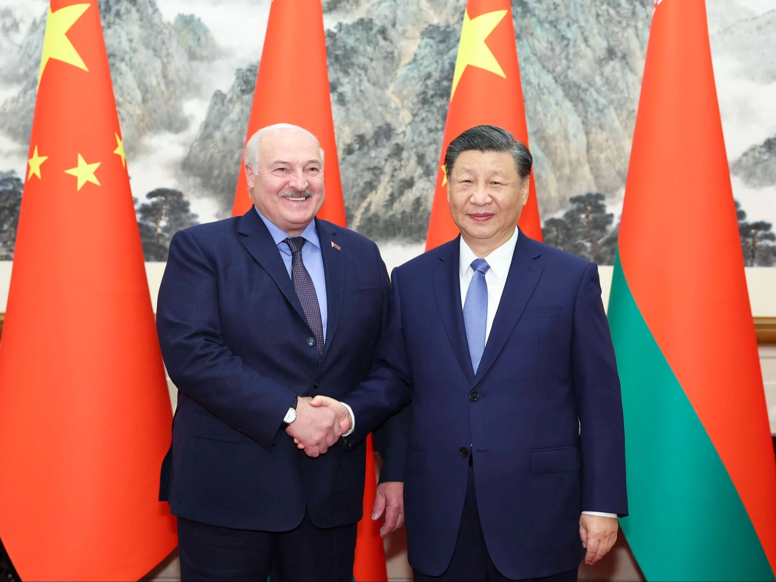 Prezydent Białorusi Aleksandr Łukaszenka i przewodniczący partii komunistycznej Chin Xi Jinping