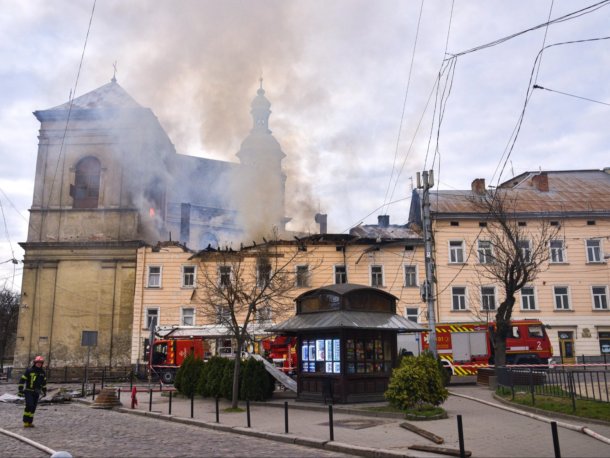 Pożar wpisanego na listę światowego dziedzictwa UNESCO XVII-wiecznego kościoła św. Andrzeja i byłego klasztoru Bernardynów we Lwowie. Uderzenie prawdopodobnie rosyjskiego drona