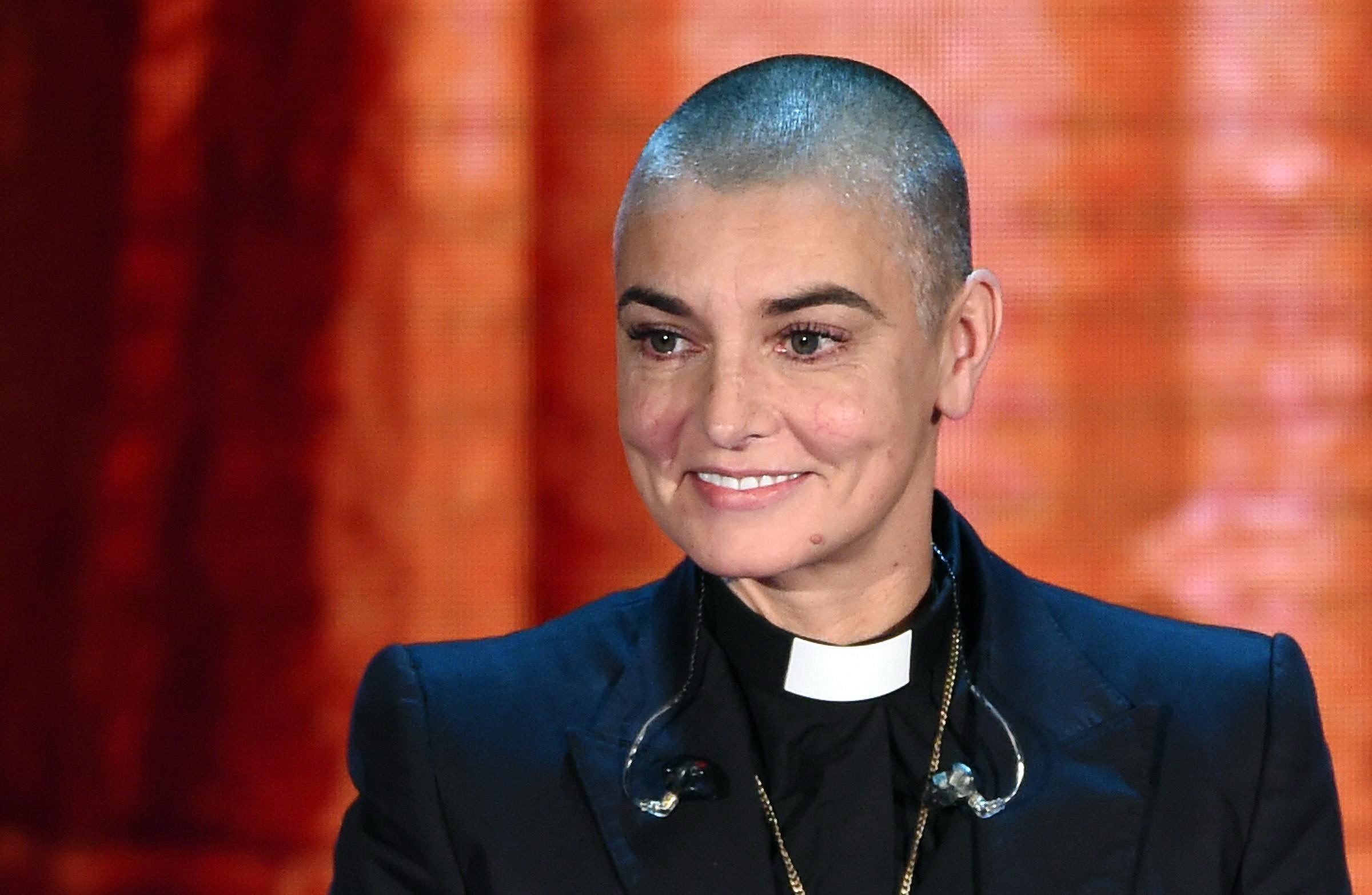 Sinead O'Connor w sutannie księdza katolickiego