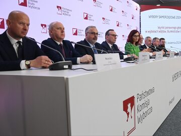 Maciej Kliś (pierwszy z lewej) podczas konferencji Państwowej Komisji Wyborczej dotyczącej wyborów samorządowych z kwietnia 2024  r.