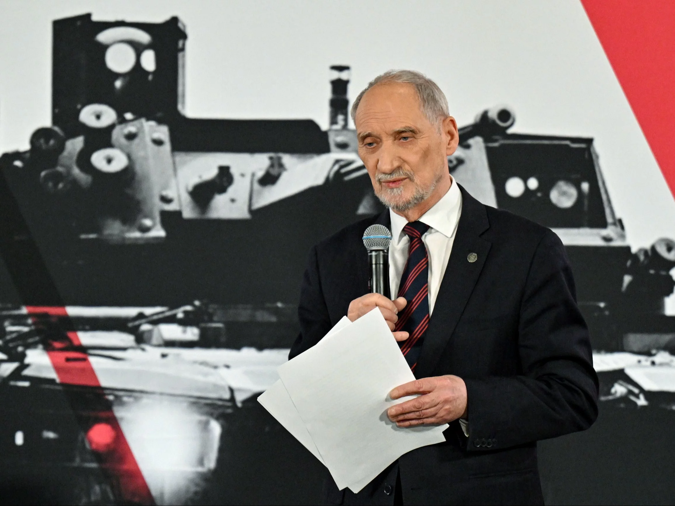 Poseł PiS Antoni Macierewicz podczas konwencji PiS