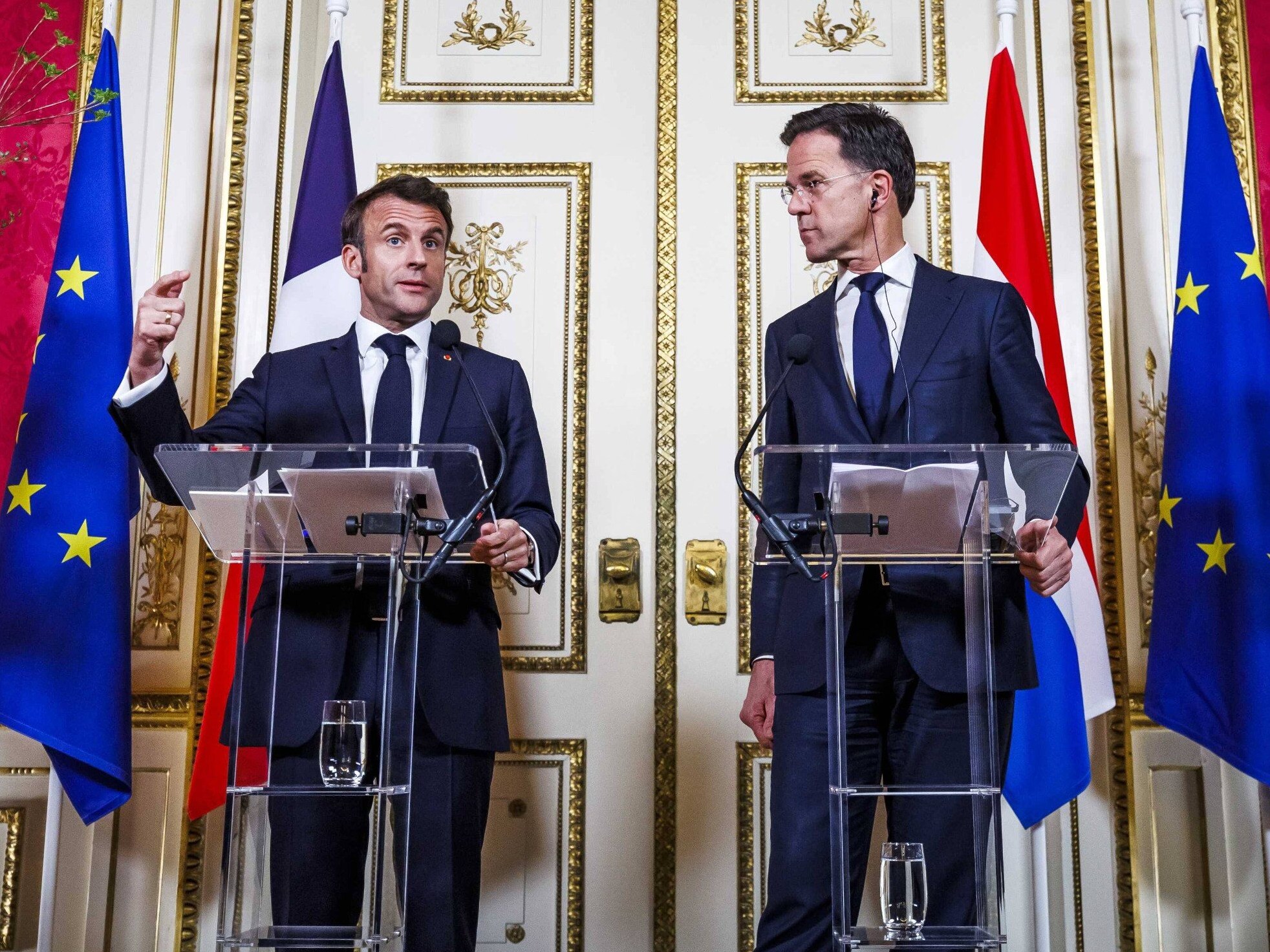 Prezydent Francji Emmanuel Macron i premier Holandii Mark Rutte