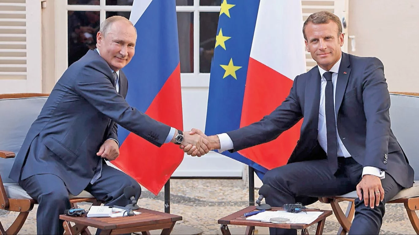 Władimir Putin i Emmanuel Macron podczas spotkania w Brégançon
