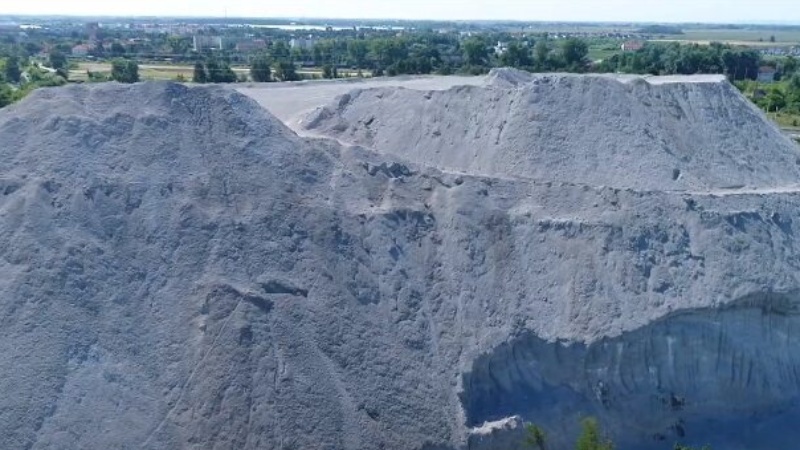 Gigantyczna pohutnicza hałda na Dolnym Śląsku. Mieszkańcy twierdzą, że zatruwa wodę i środowisko