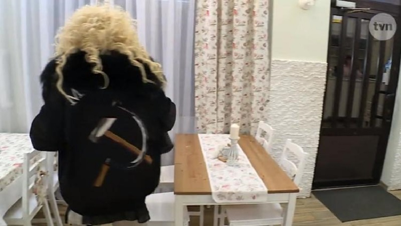 Magda Gessler w kurtce z sierpem i młotem