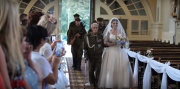 Major Karwowski poprowadził wnuczkę do ślubu