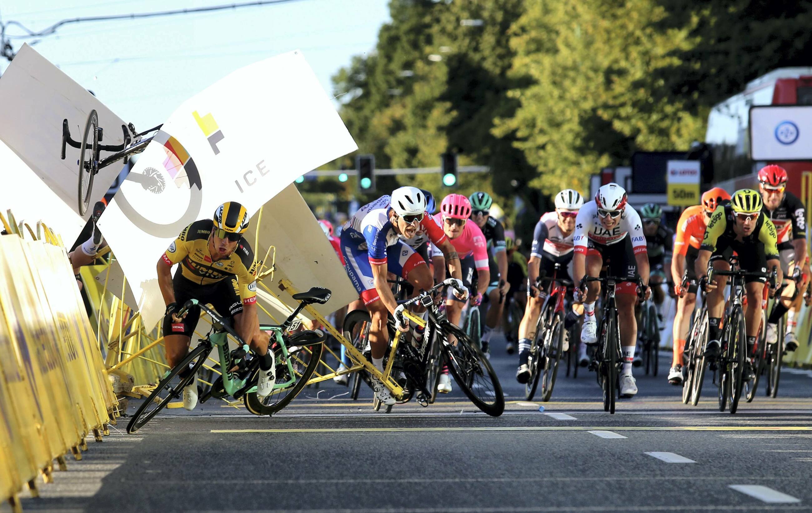 Kraksa na mecie 1. etapu wyścigu kolarskiego 77. Tour de Pologne z Chorzowa do Katowic