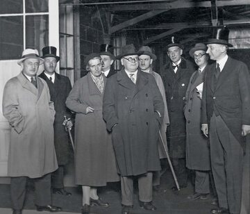 Maksym Litwinow, komisarz ludowy spraw zagranicznych ZSRS (czwarty od lewej) i wiceminister spraw zagranicznych Józef Beck (trzeci od prawej) na dworcu w Warszawie w 1932 r.