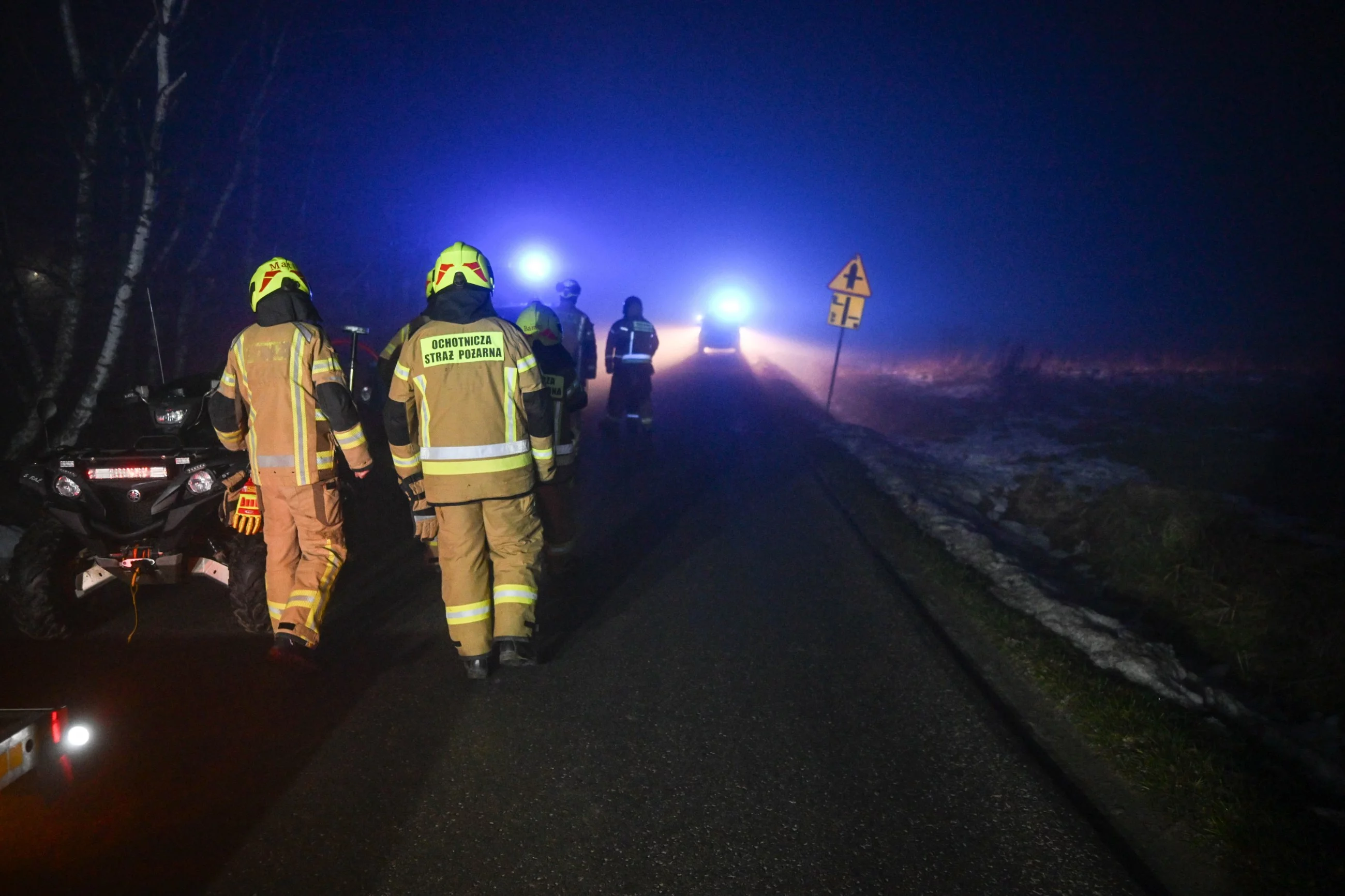 Służby w pobliżu miejsca katastrofy śmigłowca