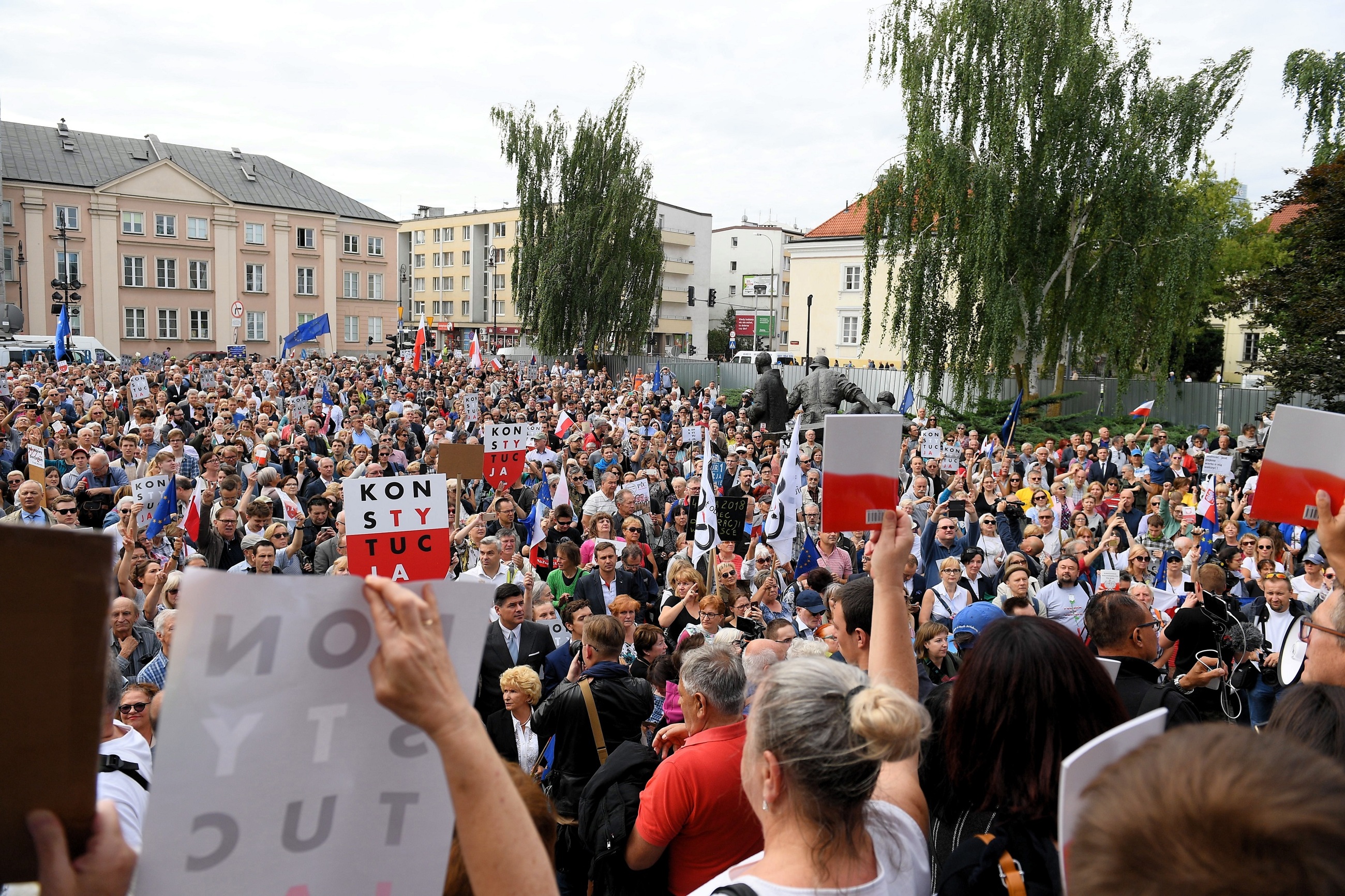 Manifestacji przeciwników reformy sądownictwa przed siedzibą Sądu Najwyższego