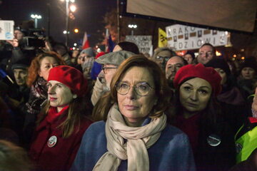 Małgorzata Kidawa-Błońska  podczas organizowanej przez Stowarzyszenie "Iustitia" manifestacji pod hasłem "Solidarnie z sędziami"