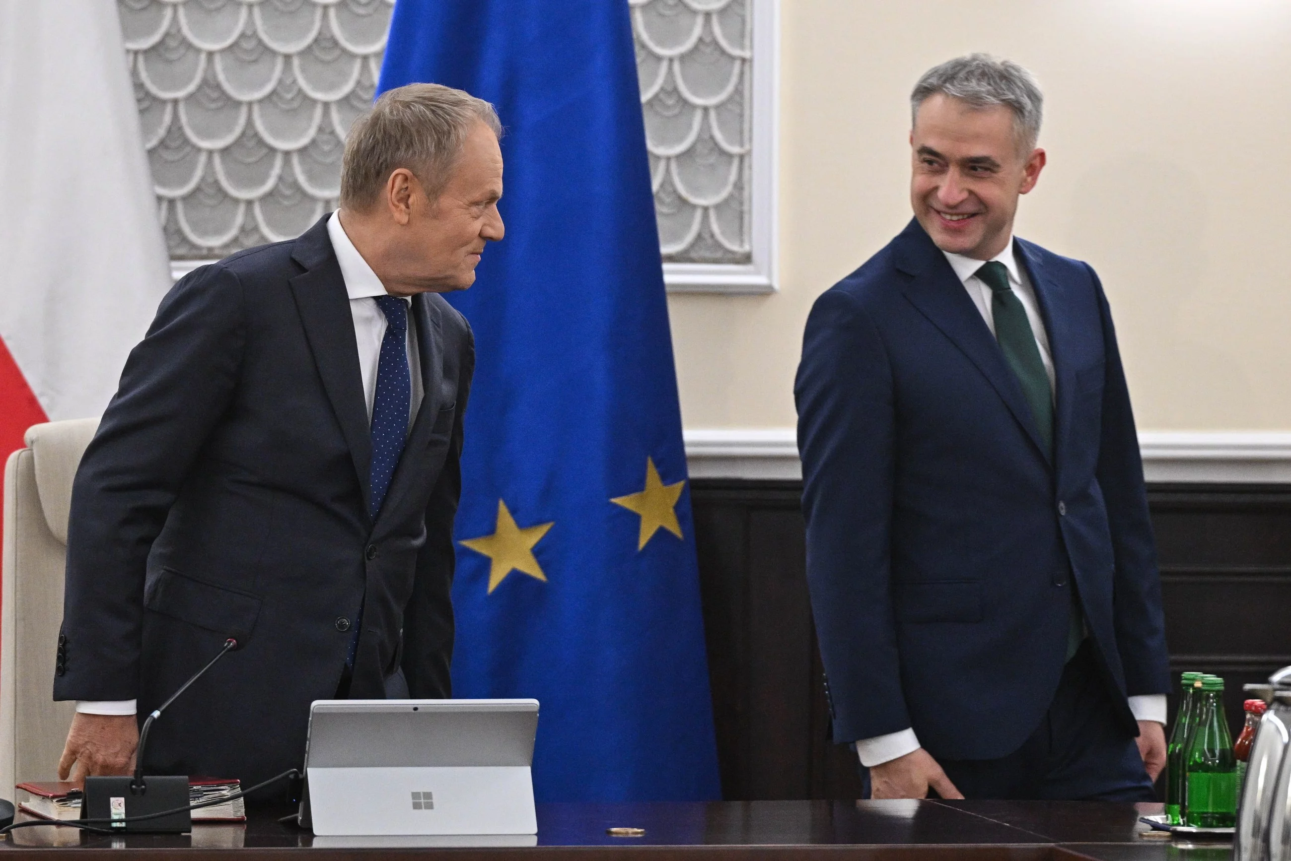 Premier Donald Tusk (L) i wicepremier, minister cyfryzacji Krzysztof Gawkowski
