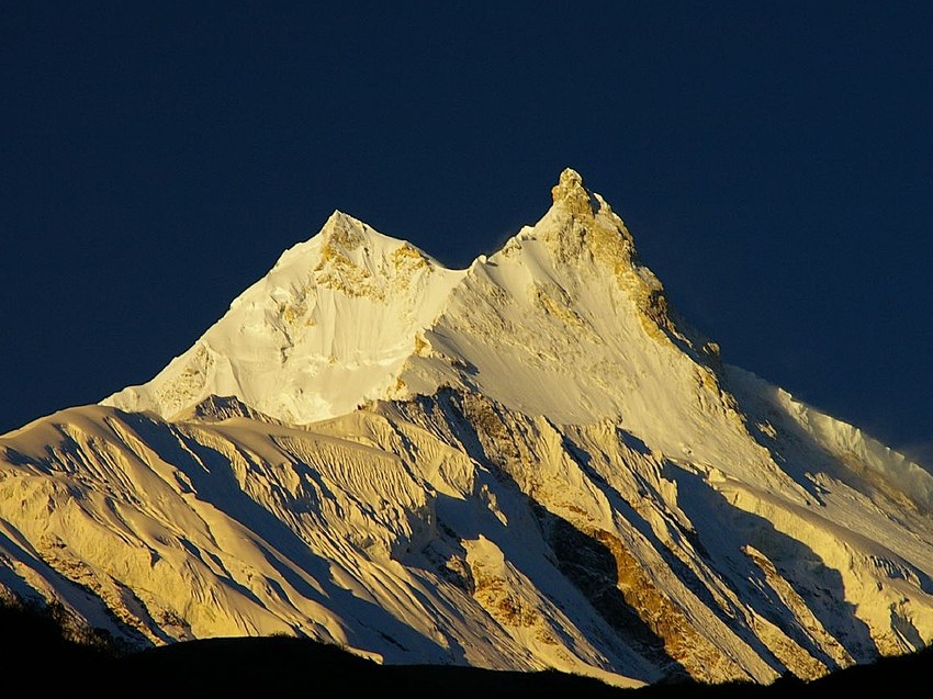 Szczyt Manaslu o zachodzie słońca