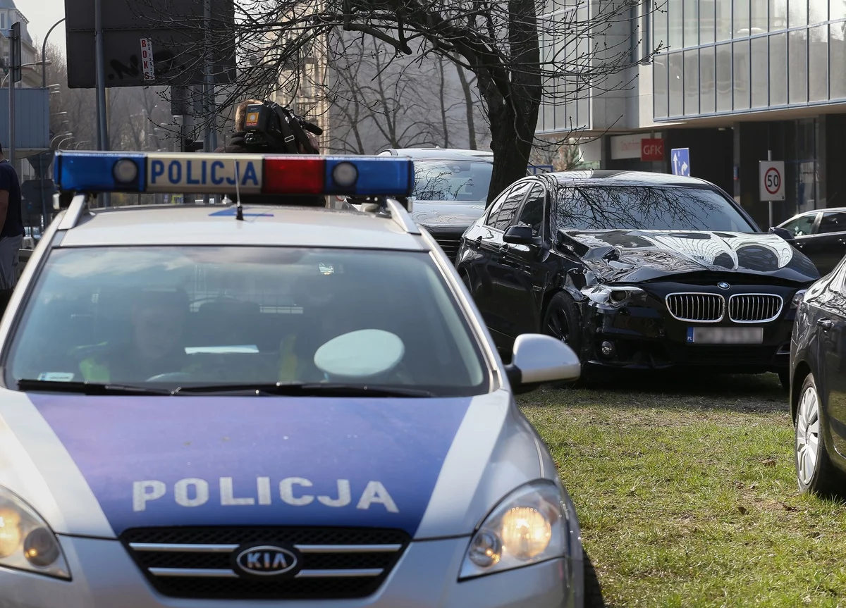 Samochód Żandarmerii Wojskowej, którym jechał wiceszef MON Bartosz Kownacki