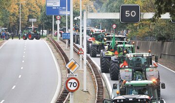 Manifestacja holenderskich rolników z 16 października sparaliżowała ruch na głównych trasach dojazdowych do Hagi. Skala protestów najwyraźniej tak bardzo przeraziła rządzących krajem liberałów, że zdecydowali się wysłać tego dnia wojsko na ulice