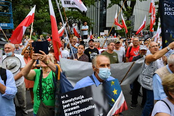 Manifestacja klubów "Gazety Polskiej" przed Trybunałem Konstytucyjnym