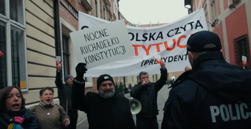 Manifestacja KOD na ul. Kanoniczej w Krakowie