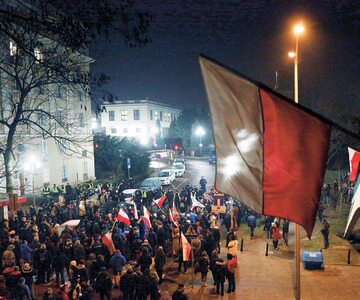 Manifestacja KOD przed Sejmem w grudniu 2016 r. Później nazwano te działania "ciamajdanem"