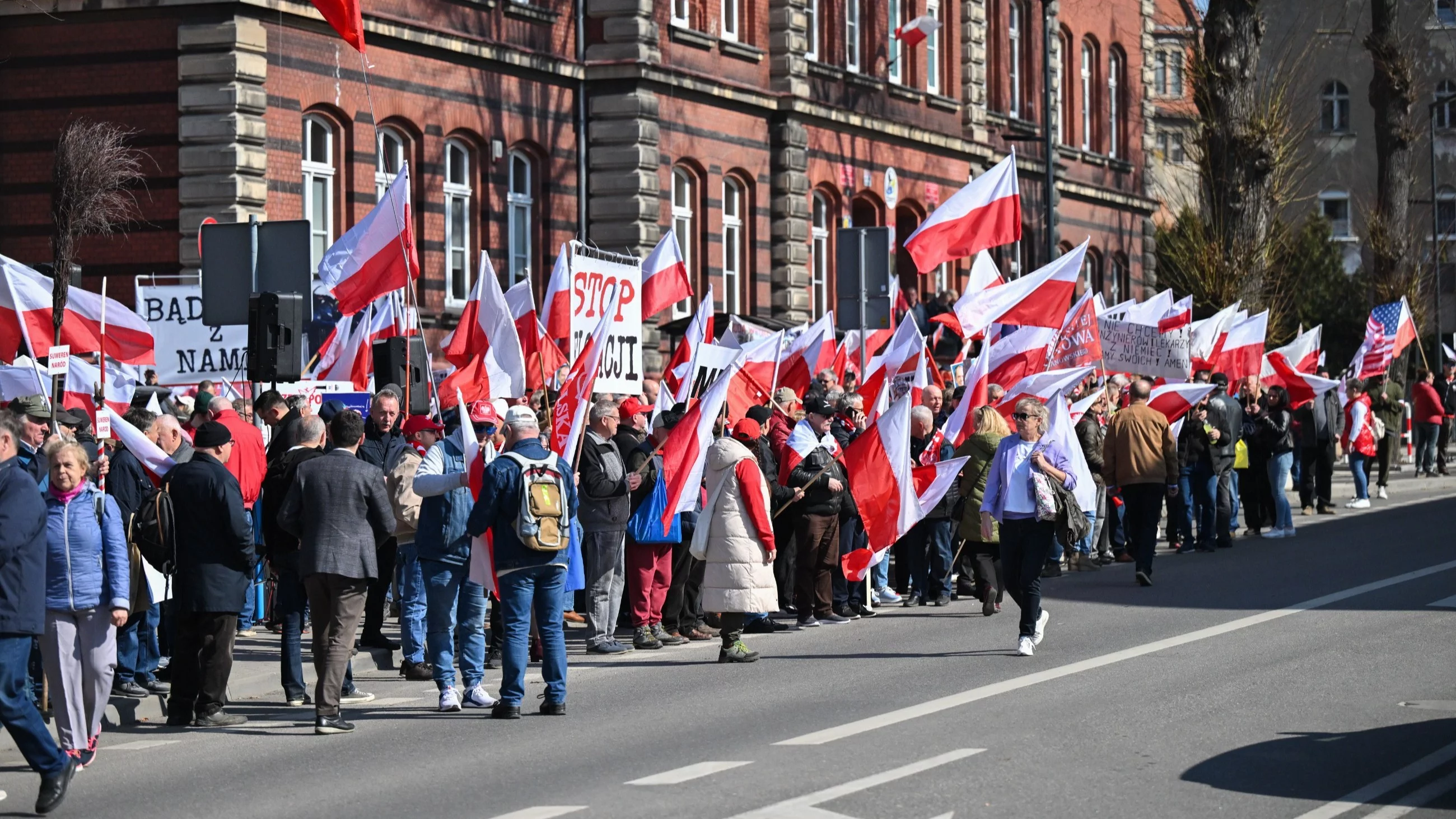 Manifestacja przeciwko przywożeniu z Niemiec do Polski nielegalnych imigrantów w Zgorzelcu