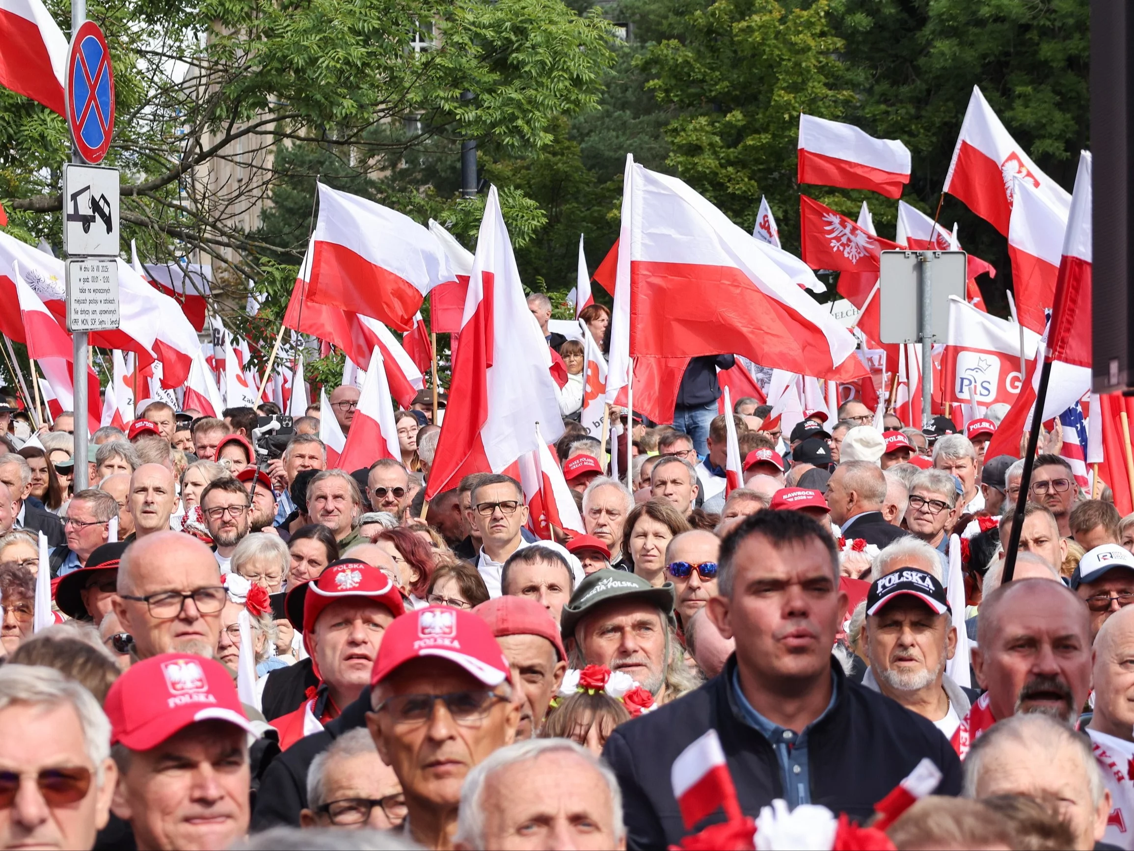 Zwolennicy Karola Nawrockiego gromadzą się przed Sejmem w Warszawie