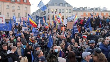 Manifestacja poparcia dla obecności Polski w Unii Europejskiej na pl. Zamkowym w Warszawie