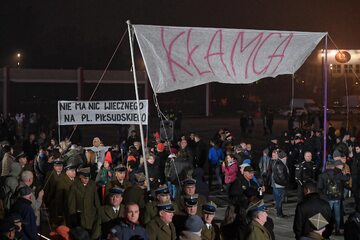 Manifestacja przeciwko pomnikowi Lecha Kaczyńskiego