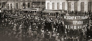 Manifestacja w obronie praw kobiet w Piotrogrodzie w 1917 r.