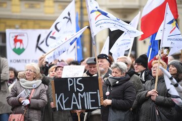 Manifestacje KOD odbywają się dzisiaj w kilkudziesięciu miastach w Polsce i na świecie