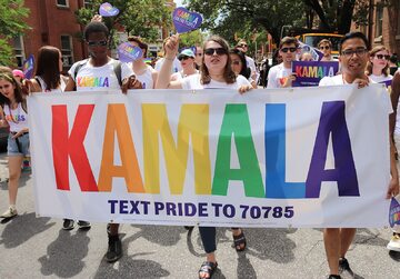 Manifestatanci LGBT wyrażający poparcie dla wiceprezydent USA Kamali Harris