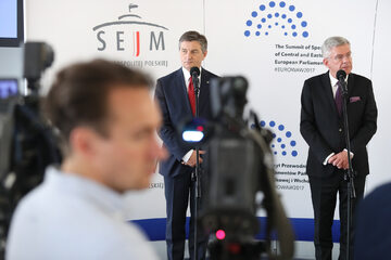 Marek Kuchciński i Stanisław Karczewski na konferencji prasowej w Sejmie