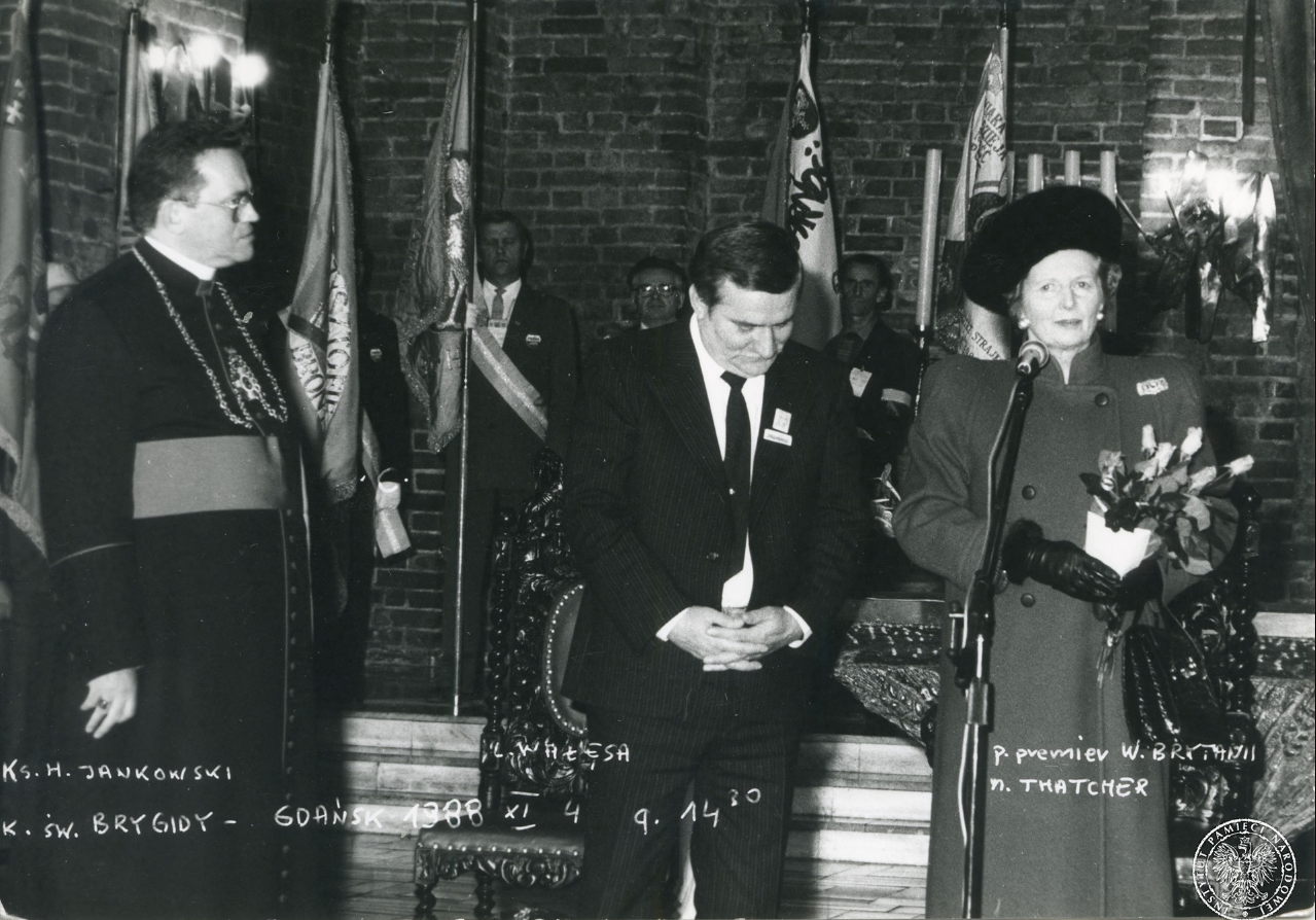 Wizyta M. Thatcher w Polsce, 1988 rok. Na zdjęciu: ks. Jankowski, Lech Wałęsa, Margaret Thatcher