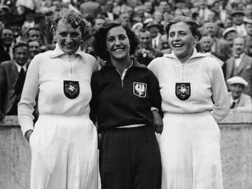 Maria Kwaśniewska (w środku) wraz z Tilly Fleischer i Luise Krüger, dwiema rywalkami konkursu rzutu oszczepem na IO w 1936 r.