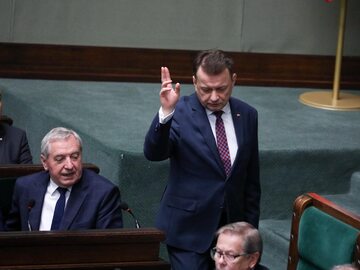 Mariusz Błaszczak (C) i Henryk Kowalczyk (L) na sali obrad Sejmu