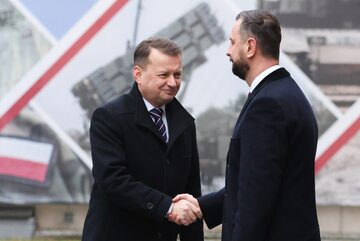 Mariusz Błaszczak i Władysław Kosiniak-Kamysz podczas uroczystości powitania nowego ministra w siedzibie MON